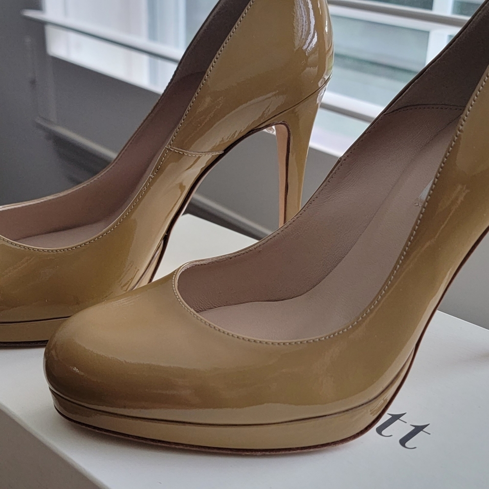 LK Bennett NWT "Sledge" pumps, tan, Patent Leather